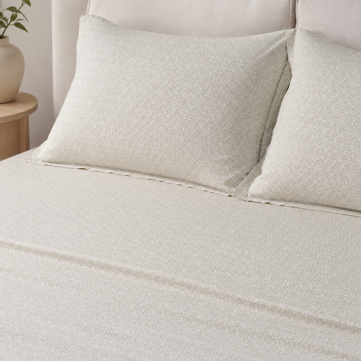 AD25 – Ivory Geometric Pure Cotton Super King Bedsheet Set